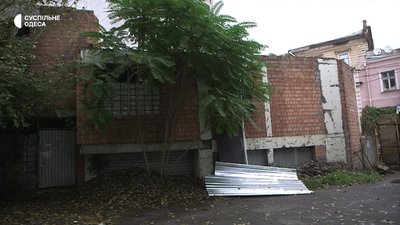"Ким треба бути, аби таке збудувати?": біля будинку-стіни в Одесі знесли незаконні конструкції "Ким треба бути, аби таке збудувати?": біля будинку-стіни в Одесі знесли незаконні конструкції