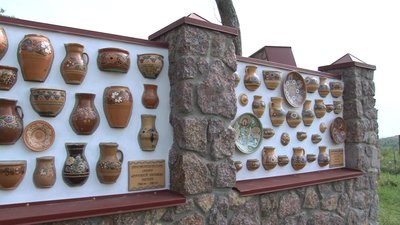 "Робота була складна": на Полтавщині створили паркан із глиняних виробів