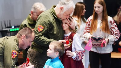 У Франківську дітям полеглих у російсько-українській війні бійців вручили пам’ятні відзнаки "Батьківське серце"