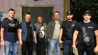 Правоохоронці Дніпропетровщини видворили чотирьох мігрантів, які незаконно перебували на території України