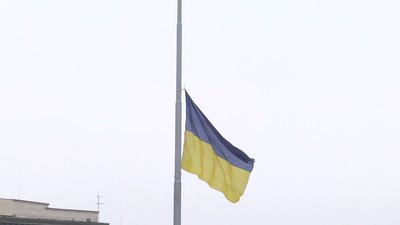 У Житомирі на Соборному майдані через погодні умови тимчасово приспустили прапор У Житомирі на Соборному майдані через погодні умови тимчасово приспустили прапор