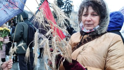 "Мотря, віддавай пшеницю": у центрі Харкова — хресна хода в пам'ять про жертв голодоморів "Мотря, віддавай пшеницю": у центрі Харкова — хресна хода в пам'ять про жертв голодоморів