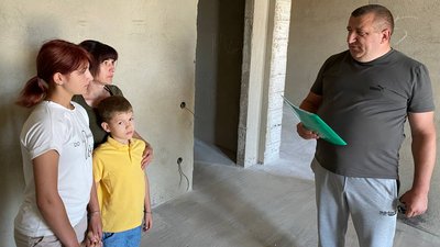 На Вінниччині родині загиблого азовця вручили ключі від квартири На Вінниччині родині загиблого азовця вручили ключі від квартири
