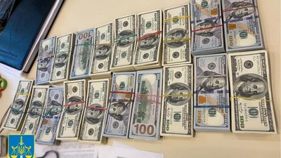 Гроші, які правоохоронці знайшли, під час обшуків у підозрюваних Гроші, які правоохоронці знайшли, під час обшуків у підозрюваних