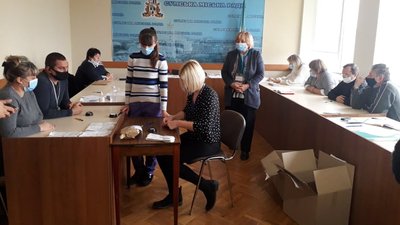 У Сумах Ковпаківська виборча комісія перераховує голоси на одній з дільниць У Сумах Ковпаківська виборча комісія перераховує голоси на одній з дільниць