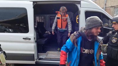 На Херсонщині з Козацького поліцейські евакуювали ще одну родину На Херсонщині з Козацького поліцейські евакуювали ще одну родину