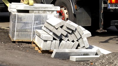 У Житомирі на вулиці Покровській комунальники розпочали ремонт тротуарів У Житомирі на вулиці Покровській комунальники розпочали ремонт тротуарів