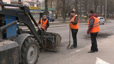 У Рівному стартував ямковий ремонт вулиць. Як це відбувається У Рівному стартував ямковий ремонт вулиць. Як це відбувається