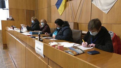 У Деснянській територіальній виборчій комісії Чернігова приймають бюлетені з виборчих дільниць.