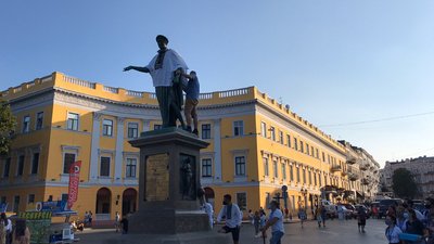 Одеського Дюка де Рішельє одягнули у вишиванку