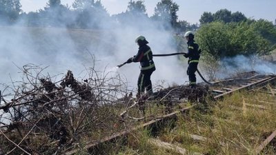 Горів житловий будинок та п'ять соток сухої трави: на Волині ліквідували дві пожежі Горів житловий будинок та п'ять соток сухої трави: на Волині ліквідували дві пожежі