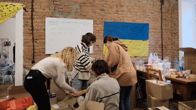 Годувати військових, здавати кров і лагодити авто. Як буковинцям волонтерити щодня