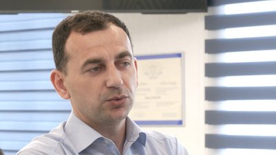 "Не знає колективу": у селі на Франківщині вимагають переобрати директорку школи