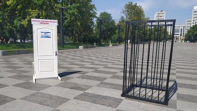 Клітка в сквері на майдані Свободи у Харкові: перформанс до дня боротьби з наркозалежністю