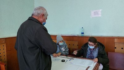 Як відбувається голосування на одній з дільниць у Каневі на Черкащині Як відбувається голосування на одній з дільниць у Каневі на Черкащині