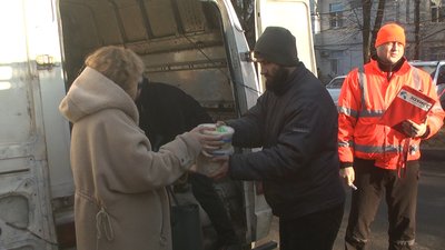 Жителі Хмельниччини збирають допомогу для військових та мирних жителів на Донеччині Жителі Хмельниччини збирають допомогу для військових та мирних жителів на Донеччині