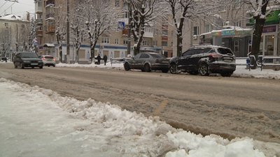 Наслідки негоди: на Житомирщині через снігопад побільшало ДТП, рух вантажівок обмежували Наслідки негоди: на Житомирщині через снігопад побільшало ДТП, рух вантажівок обмежували
