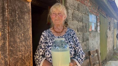 Жінка надоїла козячого молока