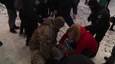 В центрі Житомира чоловік кидався на людей з ножем В центрі Житомира чоловік кидався на людей з ножем