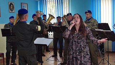 У Луцьку військові-музиканти привітали медиків концертом У Луцьку військові-музиканти привітали медиків концертом