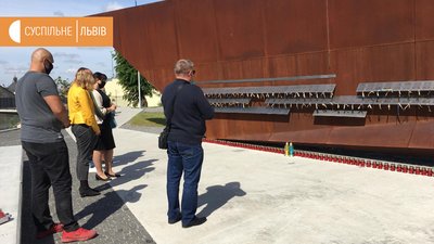 День Героїв у Львові: родини Героїв Небесної Сотні зібралися біля меморіалу пам`яті День Героїв у Львові: родини Героїв Небесної Сотні зібралися біля меморіалу пам`яті