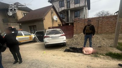 Викрав жінку з дитиною та стріляв у поліцейських: на Закарпатті судитимуть чоловіка