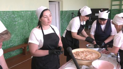 У прикарпатському селі Остриня виготовляють консервацію та пряники для військових У прикарпатському селі Остриня виготовляють консервацію та пряники для військових