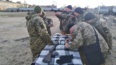 Вчаться стріляти з гранатометів та кулеметів. Як тренують тероборону Кіровоградщини