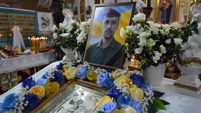 На Тернопільщині попрощалися з бійцем Василем Солоненком, похорон військового