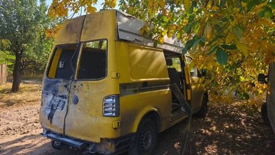 Пошкоджений автомобіль волонтерів внаслідок влучання дрону