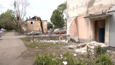 З пошкодженої внаслідок атаки РФ у Луцьку дев'ятиповерхівки мешканці виносять цінні речі З пошкодженої внаслідок атаки РФ у Луцьку дев'ятиповерхівки мешканці виносять цінні речі