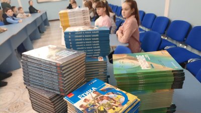 П’ятикласники Кіровоградщини отримують підручники з шести предметів. Не надруковані ще з трьох