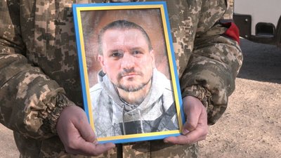 "Людина слова, яка як сказала – так і буде". У Сумському районі поховали військового Андрія Покиньчереду