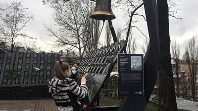 В Києві на Алеї героїв Небесної сотні уперше пролунав пам'ятний дзвін В Києві на Алеї героїв Небесної сотні уперше пролунав пам'ятний дзвін