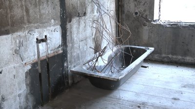 У Харкові чоловік третій місяць живе у знищеній обстрілом квартирі на Північній Салтівці У Харкові чоловік третій місяць живе у знищеній обстрілом квартирі на Північній Салтівці