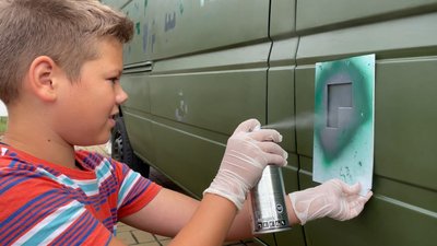 "Фарбую машину для ЗСУ, щоб вони захищали нашу країну": діти в Прилуках розфарбовують автомобілі, які поїдуть на фронт