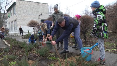 У Сєвєродонецьку школярі висадили дерева та троянди