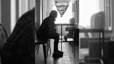 Люди у пошуках безпеки в коридорах лікарні Люди у пошуках безпеки в коридорах лікарні