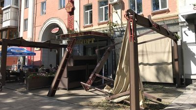 Зруйнована конструкція літнього майданчику Зруйнована конструкція літнього майданчику