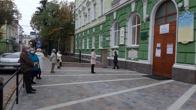На виборчій дільниці в Тернополі люди займали чергу за 30 хвилин до відкриття