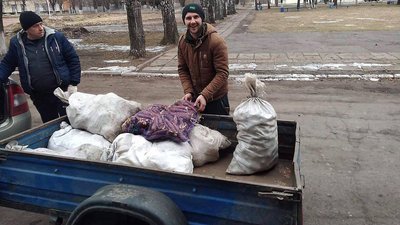 Мешканці й волонтери Сумщини збирають та відправляють харчі до прикордонної Харківщини