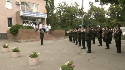 Оркестр зіграв для медиків на подвір'ї інфекційної лікарні у Харкові. СУСПІЛЬНЕ | ВІДЕОНОВИНИ