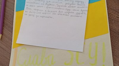 У ліцеї на Житомирщині шиють подушки, плетуть маскувальні сітки та зробили понад дві тисячі окопних свічок У ліцеї на Житомирщині шиють подушки, плетуть маскувальні сітки та зробили понад дві тисячі окопних свічок