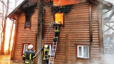 На Житомирщині загорівся готель з дерев'яного зрубу На Житомирщині загорівся готель з дерев'яного зрубу