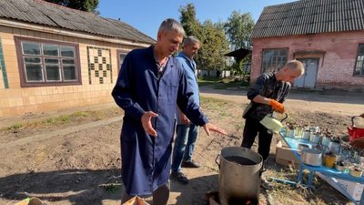 7,5 тисяч окопних свічок за 12 годин: у Прилуках на Чернігівщині встановили рекорд 7,5 тисяч окопних свічок за 12 годин: у Прилуках на Чернігівщині встановили рекорд