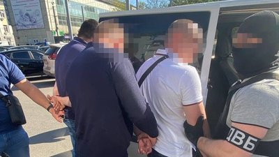 На Дніпропетровщині затримали трьох правоохоронців, яких підозрюють у вимаганні грошей