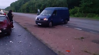 На трасі у Житомирській області зіткнулися Volkswagen та ВАЗ. Один водій з травмами у лікарні
