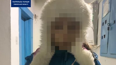 Я тобі не тато: у Рівному 9-річну дівчинку цілу ніч не пускали додому Я тобі не тато: у Рівному 9-річну дівчинку цілу ніч не пускали додому
