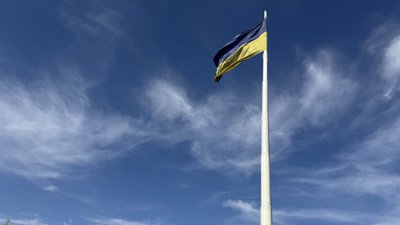 Прапор у Краматорську, в який росіяни намагались влучити втретє, поки не вішатимуть