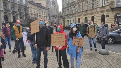 Пікет під будівлею поліції: у Львові вимагають відставки Авакова Пікет під будівлею поліції: у Львові вимагають відставки Авакова